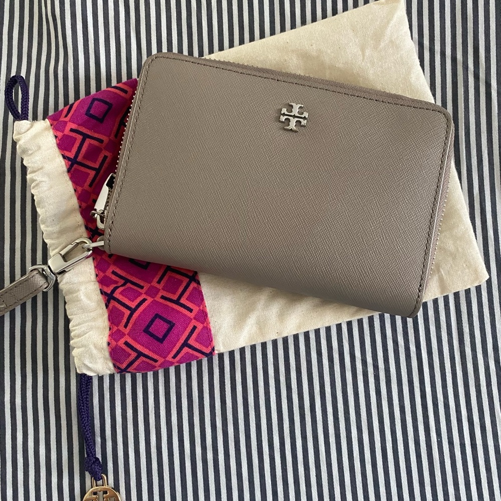 Tory Burch wristlet wallet french grey